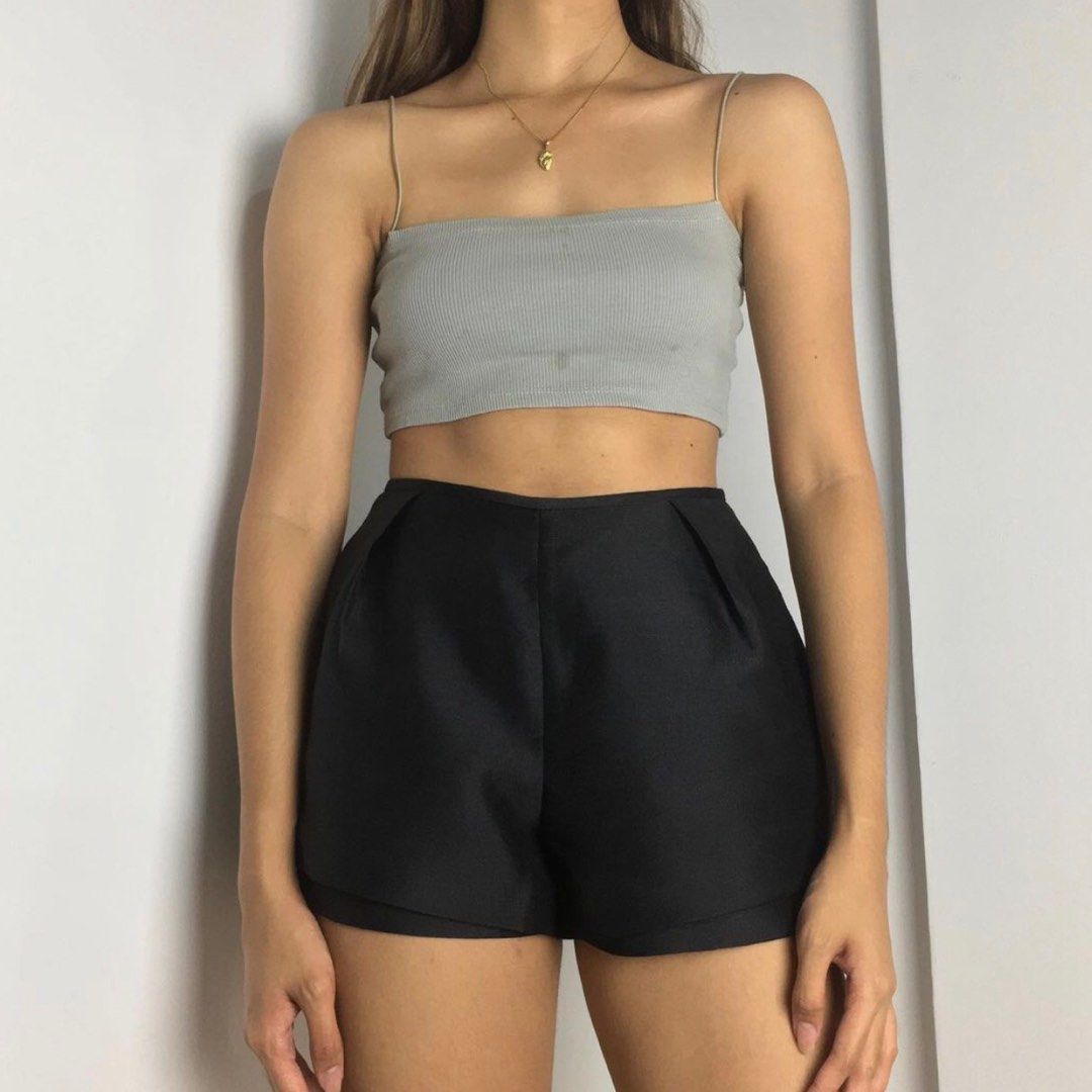 black high quality trouser shorts (Category: Shorts) located in Taguig. Submitted by jdeclutter__ (Listing ID 1204622264, Image 1). Description: waist 25-26 length 12 flaws: none sellers fave! no pockets, double lined and zipper closure at the back.