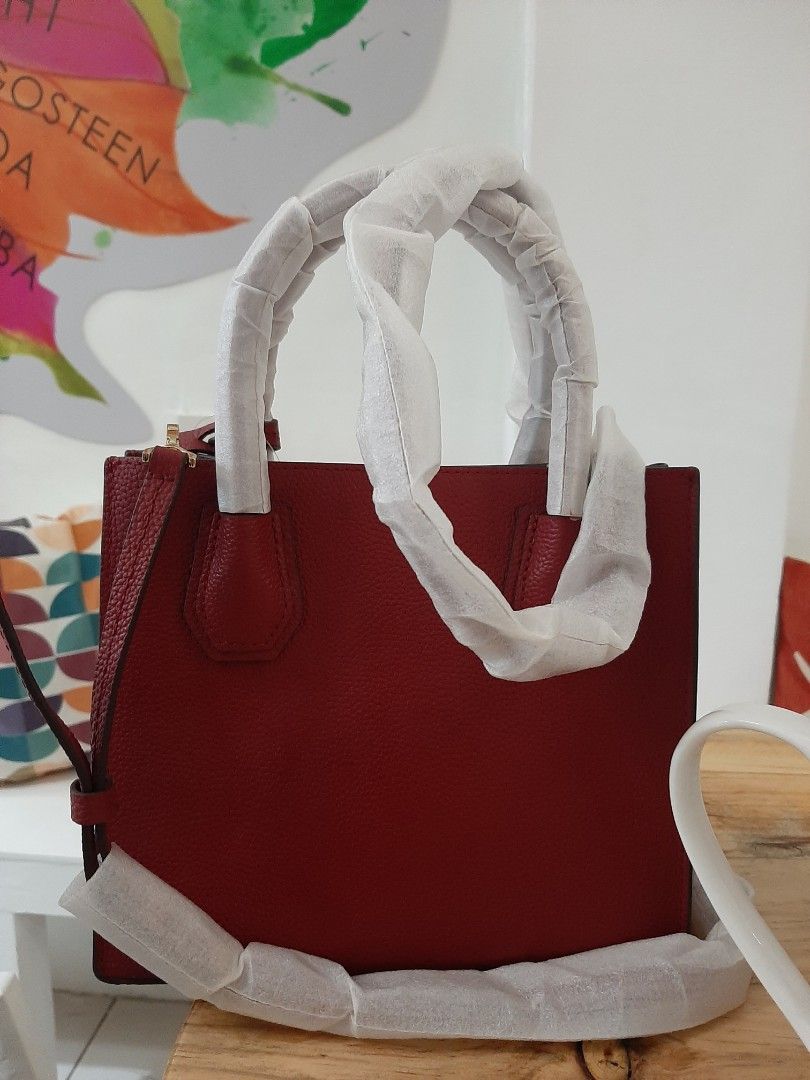 Brand new Michael Kors Bag Authentic/Original (Category: Luxury Bags & Wallets) located in Baliuag. Submitted by oddcrystal_31f5f5 (Listing ID 1204570765, Image 2). Description: brand new Michael Kors bag original/authentic mura na po yan! grab nyo na shipping fee: shoulder ng buyer payment: gcash or bdo.
