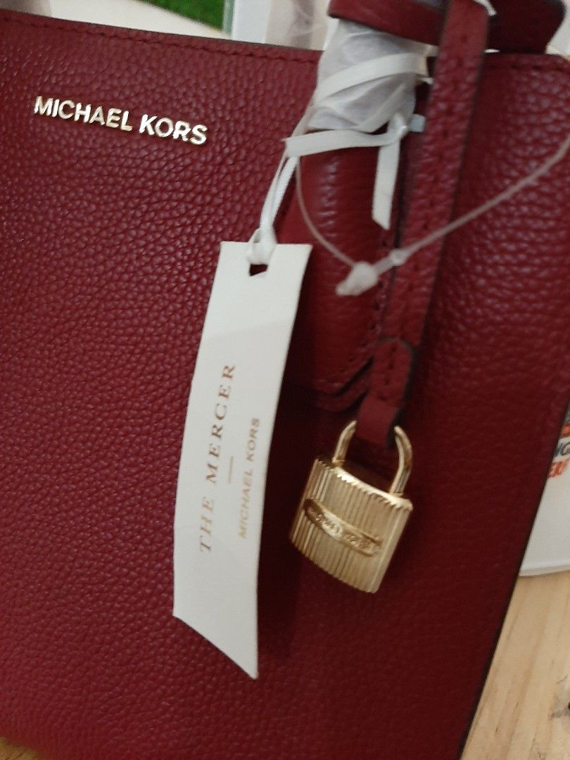 Brand new Michael Kors Bag Authentic/Original (Category: Luxury Bags & Wallets) located in Baliuag. Submitted by oddcrystal_31f5f5 (Listing ID 1204570765, Image 3). Description: brand new Michael Kors bag original/authentic mura na po yan! grab nyo na shipping fee: shoulder ng buyer payment: gcash or bdo.