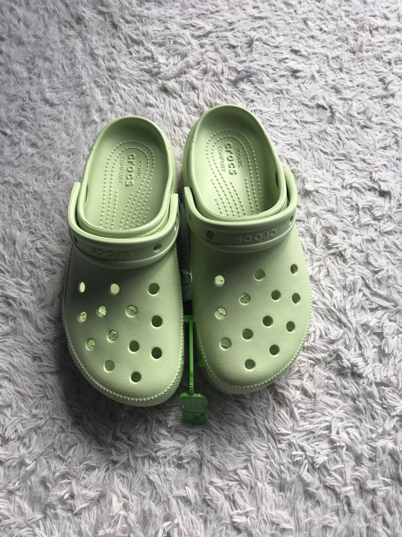 CROCS WOMEN CELERY, Fesyen Wanita, Sepatu di Carousell