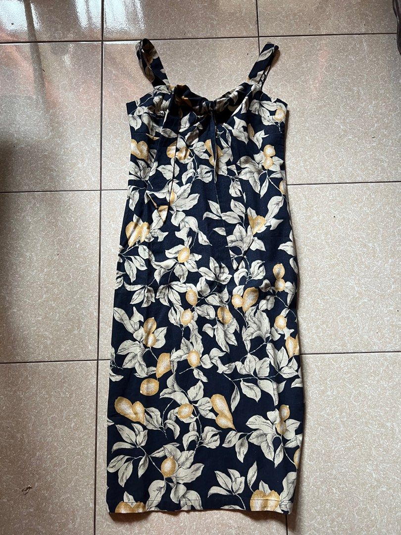 Floral Dress (Category: Dresses) located in San Mateo. Submitted by petitecherry21 (Listing ID 1204454230, Image 1). Description: .