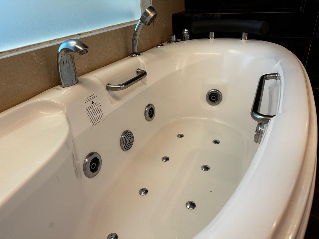 Jacuzzi bath tub quick sale, Furniture & Home Living, Bathroom