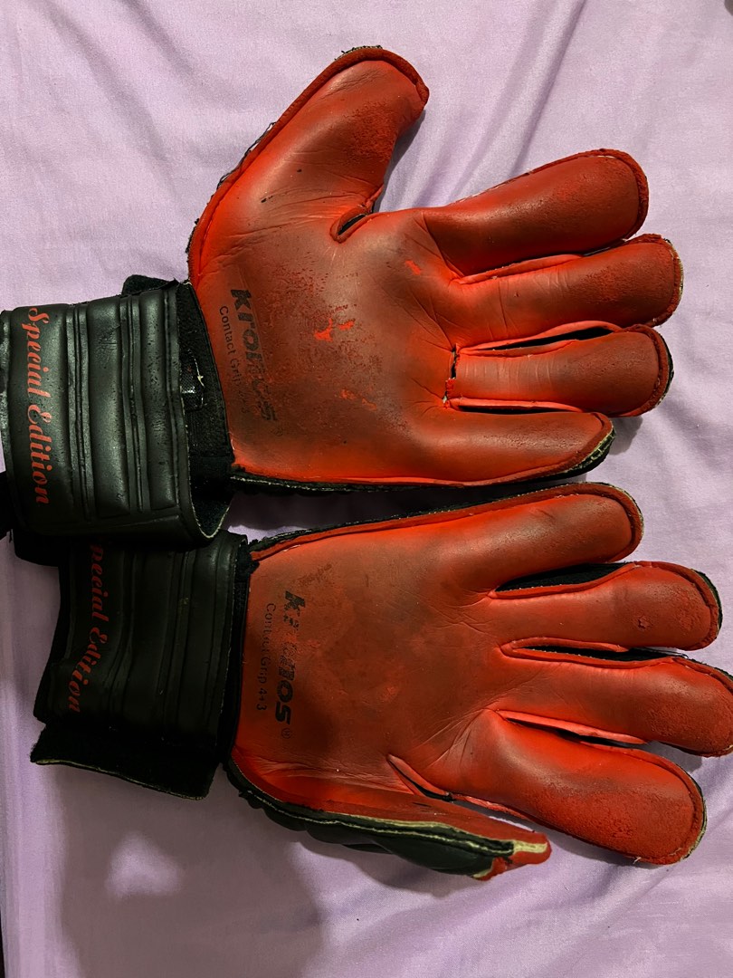 Kronos goalkeeper glove