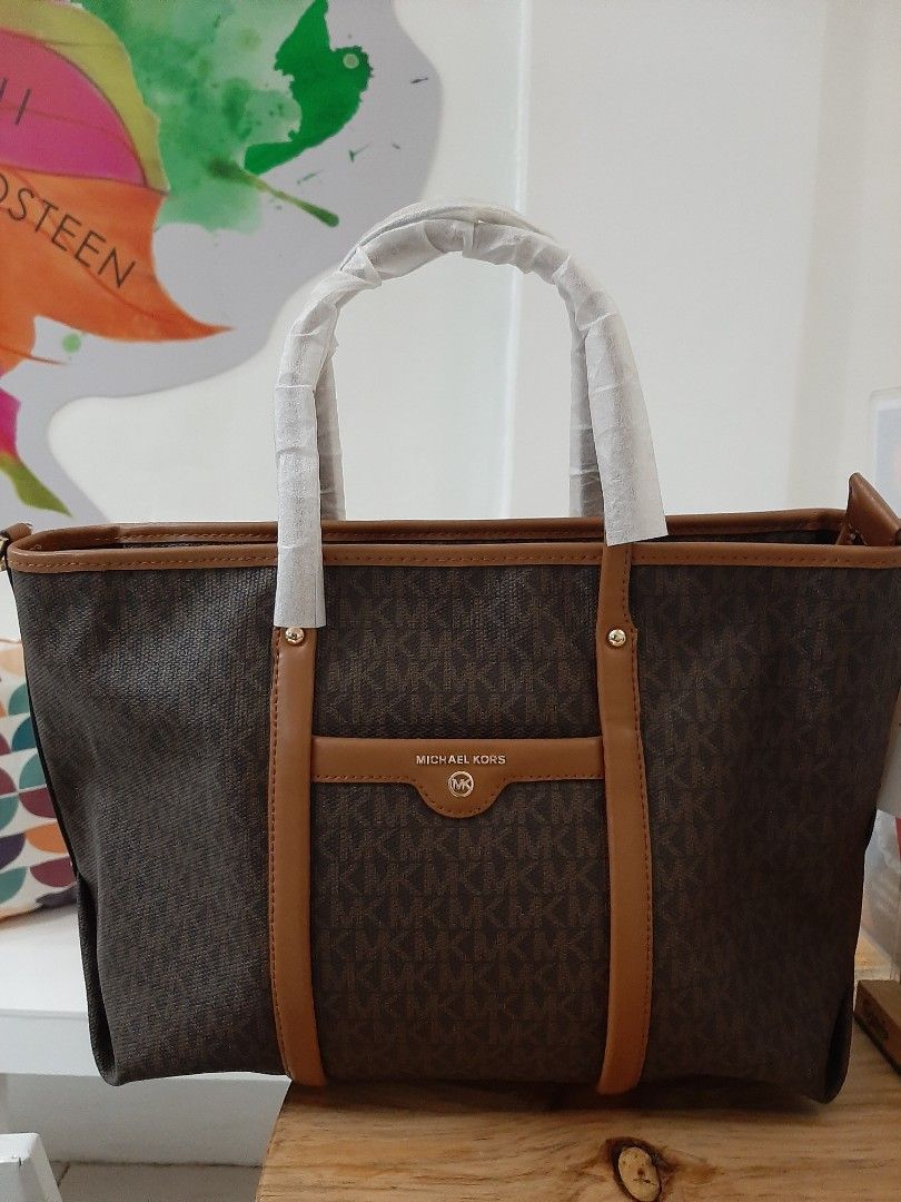 Michael Kors Shoulder Bag Brand New (authentic/original) (Category: Luxury Bags & Wallets) located in Baliuag. Submitted by oddcrystal_31f5f5 (Listing ID 1204571946, Image 1). Description: Michael Kors shoulder bag original/authentic brand new grab mo na! shipping fee: shoulder ng buyer payment: gcash or bdo.