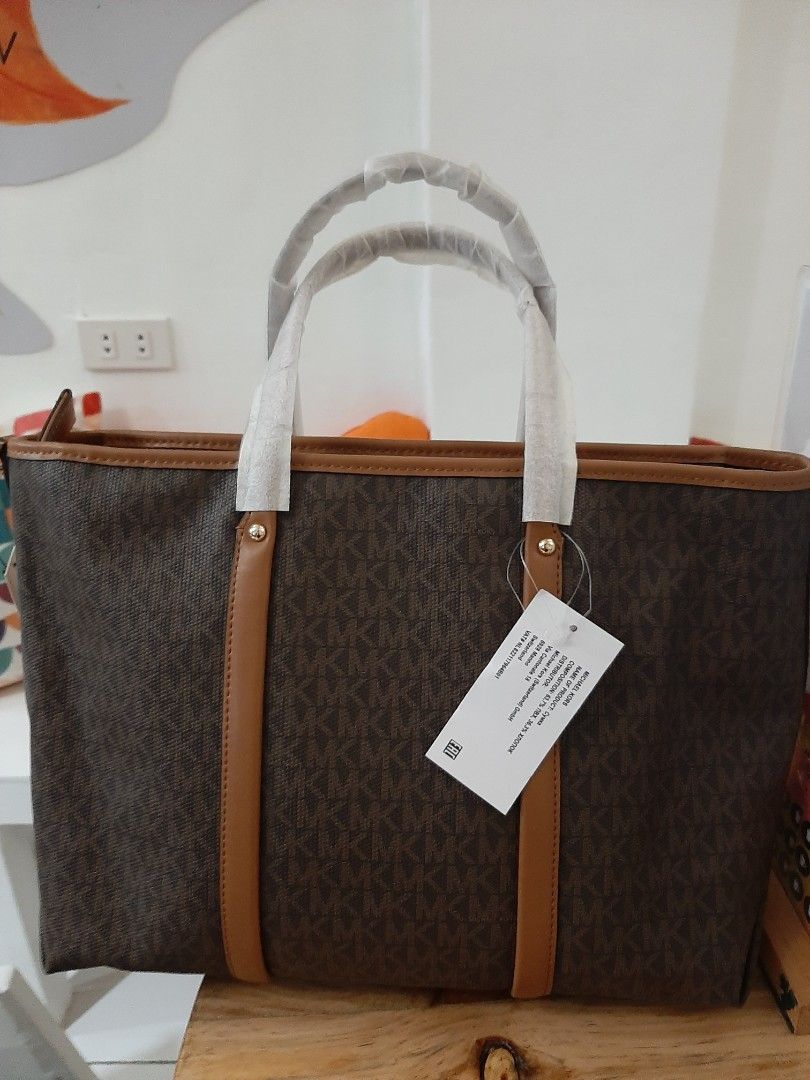 Michael Kors Shoulder Bag Brand New (authentic/original) (Category: Luxury Bags & Wallets) located in Baliuag. Submitted by oddcrystal_31f5f5 (Listing ID 1204571946, Image 2). Description: Michael Kors shoulder bag original/authentic brand new grab mo na! shipping fee: shoulder ng buyer payment: gcash or bdo.