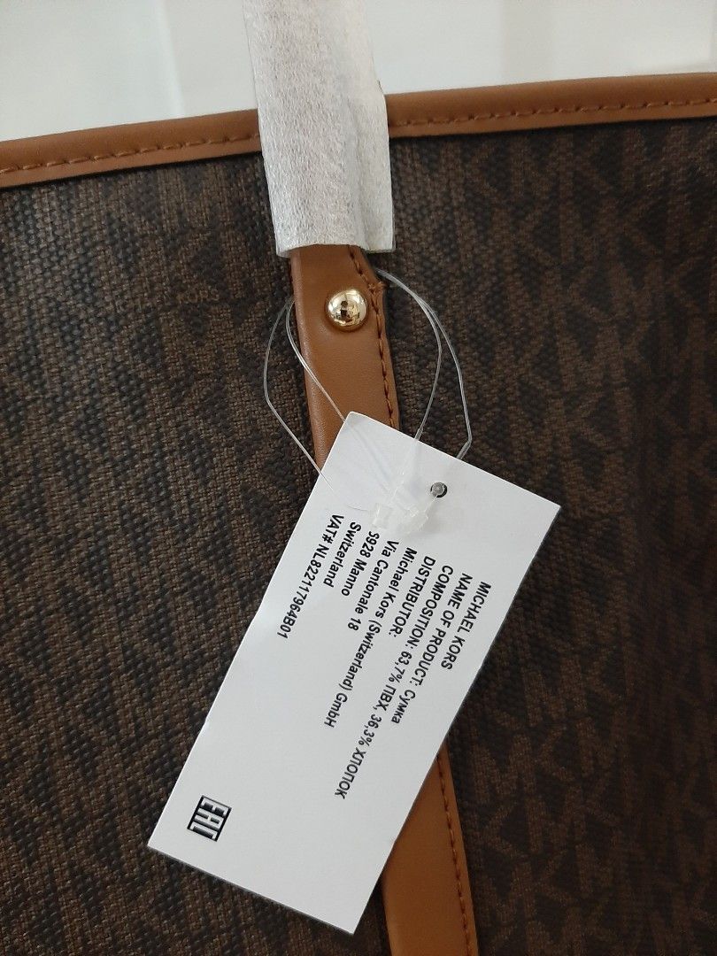 Michael Kors Shoulder Bag Brand New (authentic/original) (Category: Luxury Bags & Wallets) located in Baliuag. Submitted by oddcrystal_31f5f5 (Listing ID 1204571946, Image 3). Description: Michael Kors shoulder bag original/authentic brand new grab mo na! shipping fee: shoulder ng buyer payment: gcash or bdo.