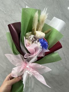 Ready stock for xmas! (free delivery in east) Premium x’mas rose bouquet
