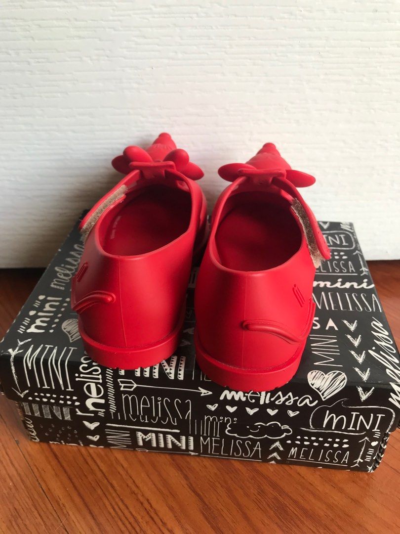 childs red shoes