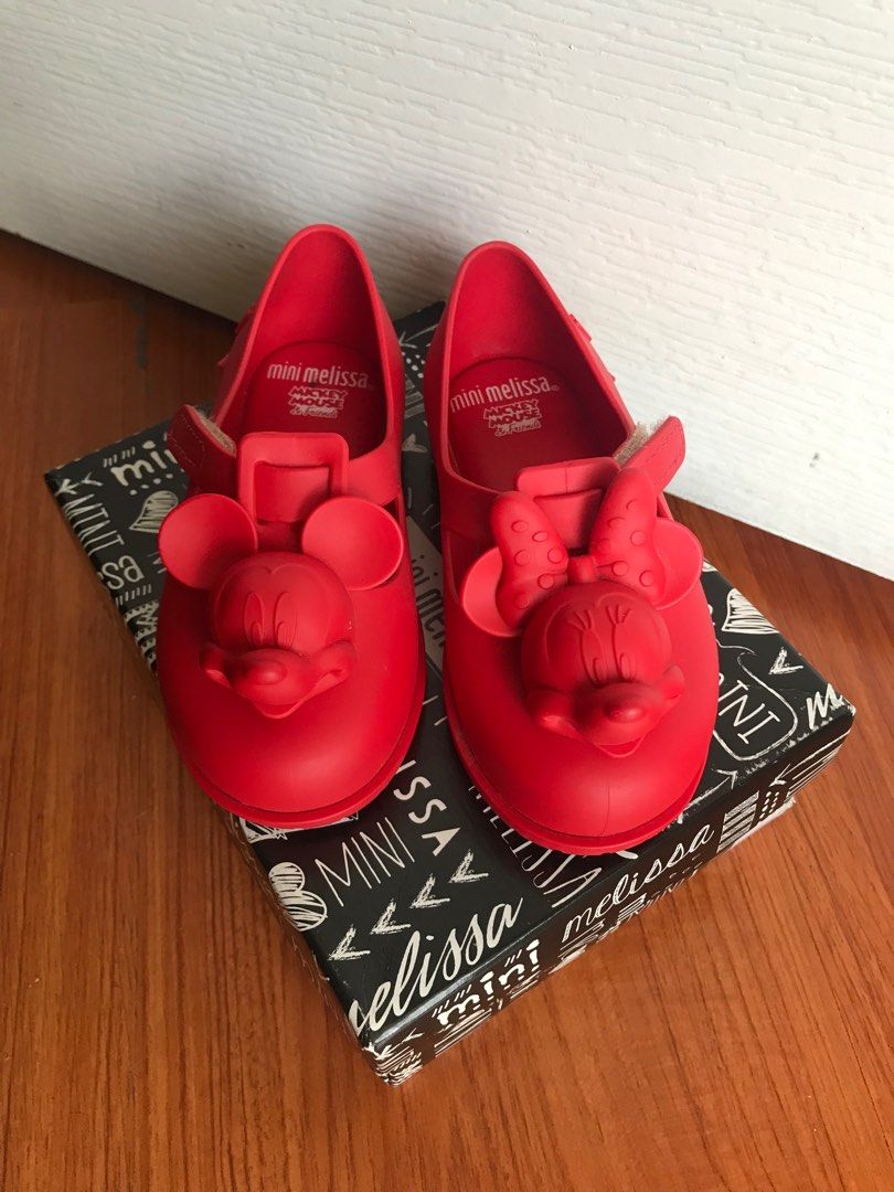 childs red shoes