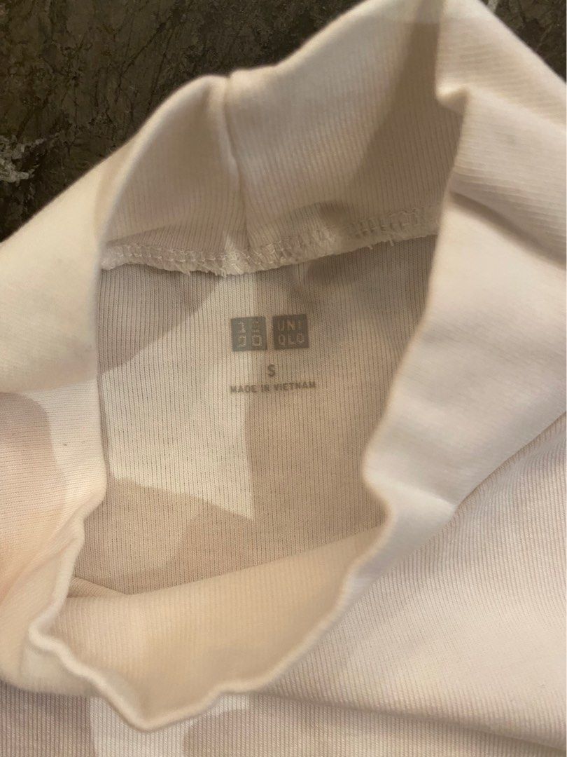 Uniqlo White Turtleneck Tshirt (Category: Blouses) located in Pasig City. Submitted by juo_23 (Listing ID 1204540252, Image 2). Description: .