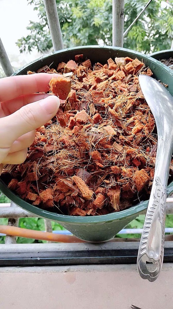 60L coco chips coconut husk chips animal bedding, compressed