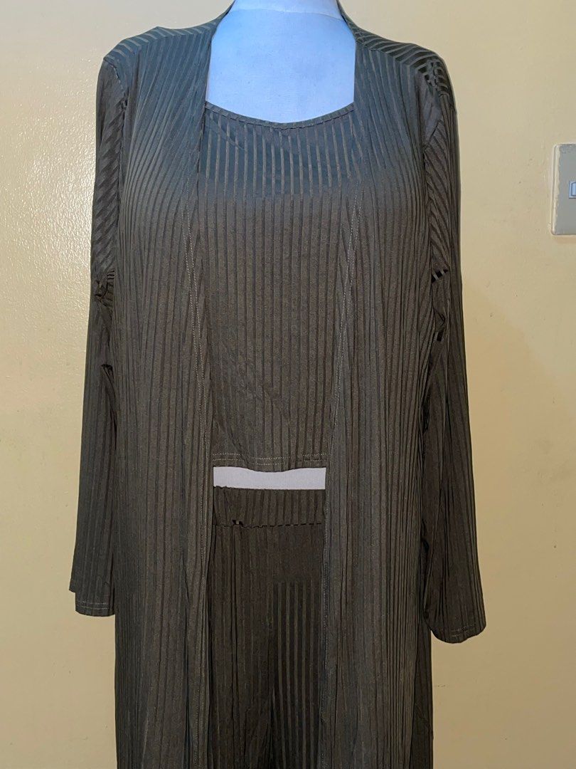 Army green 3 in 1 knitted coords coordinates set plus size bloomchic (Category: Sets or Coordinates) located in Quezon City. Submitted by lovingsh0pping (Listing ID 1204725685, Image 2). Description: 3 in 1 Top Us22 Bust 50”60” Long Blazer Us22 Bust 54” Length 54” Bottom Us22 Waist 40”-56” Length 44”.