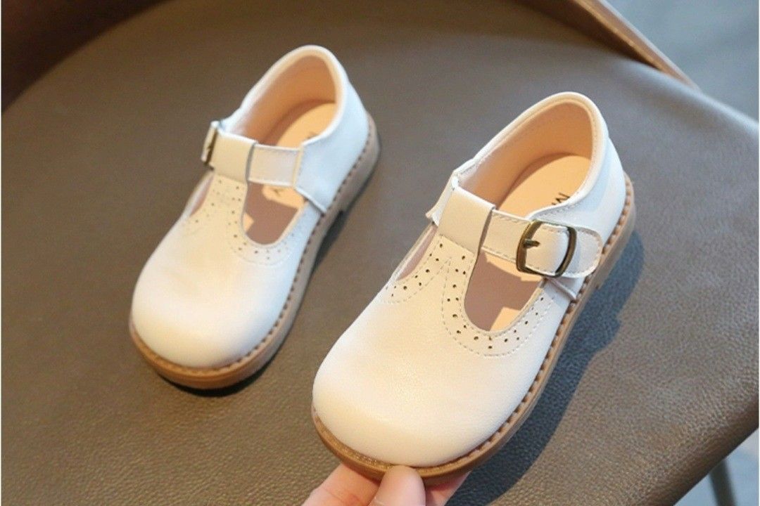 White walking shoes best sale for babies