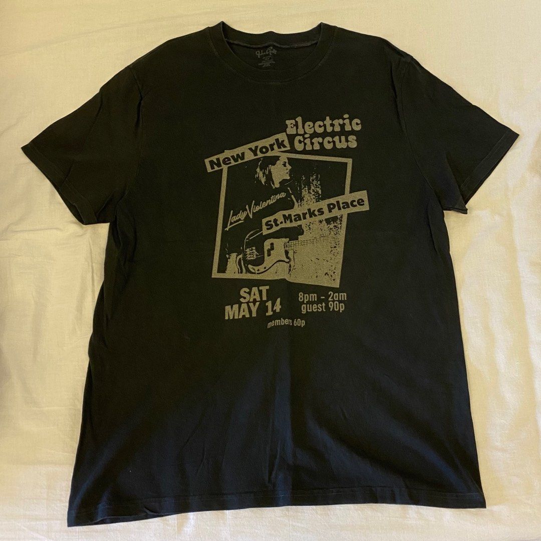 Brandy Melville Oversized Graphic Black Tee, 女裝, 上衣, Tshirt Carousell