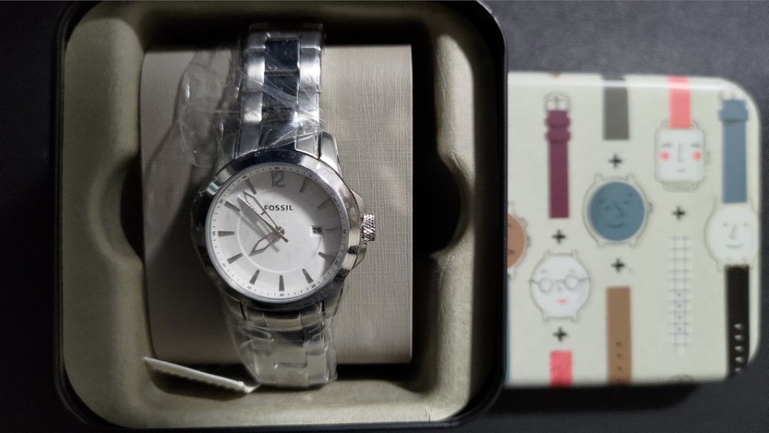 Fossil women's watch (Category: Women's Watches) located in Makati City. Submitted by joaquinm (Listing ID 1204844087, Image 2). Description: Original Fossil watch Stainless steel White dial JAPAN MOVEMENT RFS: gift from company, can't wear coz it's for women.