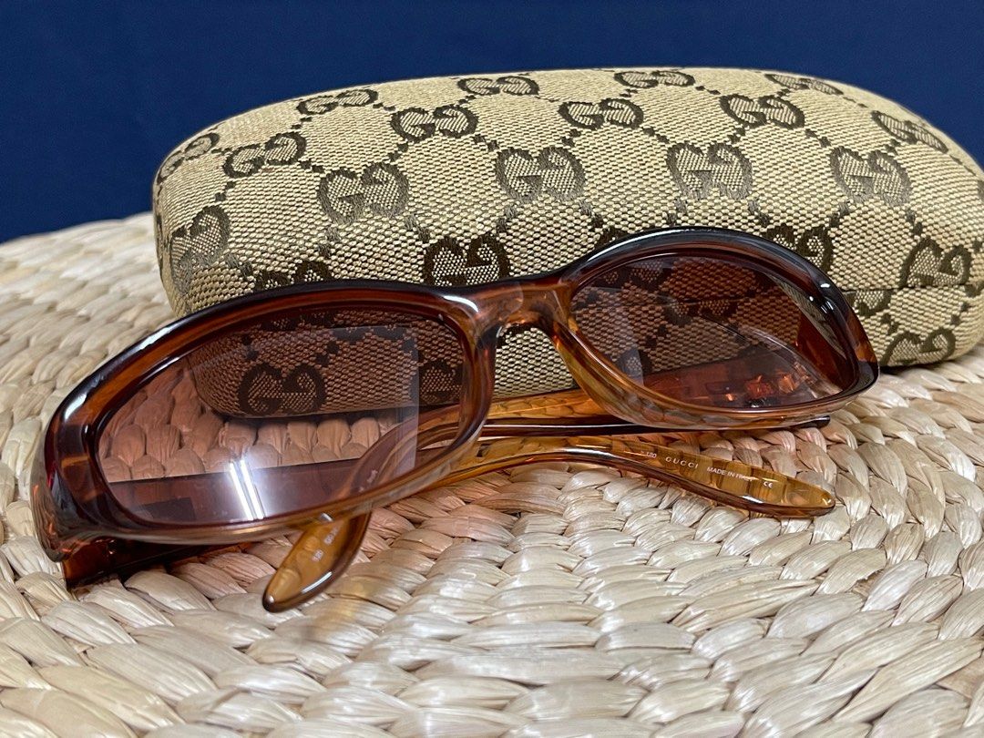 正品、意大利正貨、GUCCI、古馳 GG 2456/S、太陽眼鏡。 近全新、品相優、狀況佳、新品要價近6000元了。 以極實惠的價格，售予有緣人。  珍品釋出，此一不再，勿失良機。