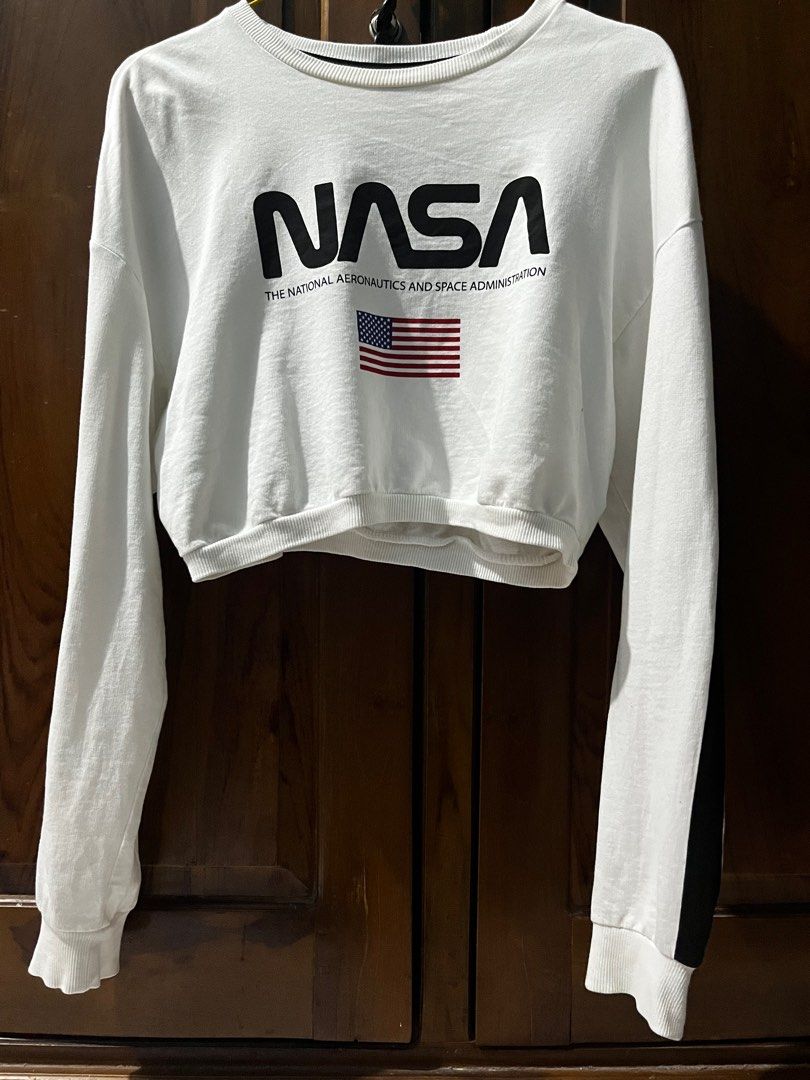 H M crop top nasa sweatshirt Fesyen Wanita Pakaian Wanita
