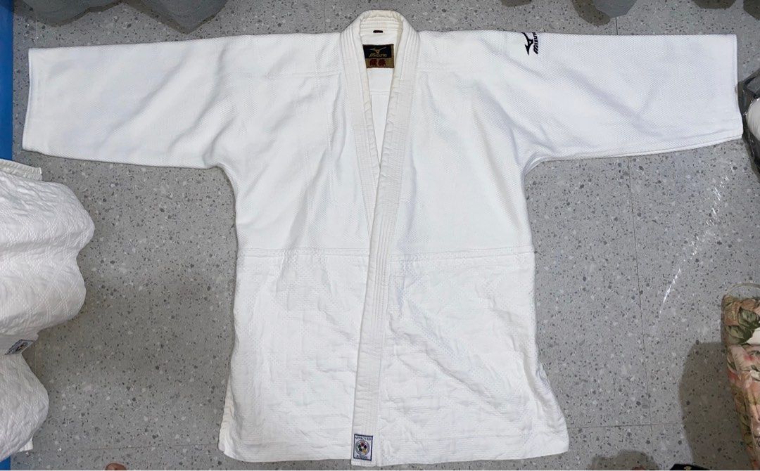 Mizuno Judo gi double weave IJF Approved., Sports Equipment, Other