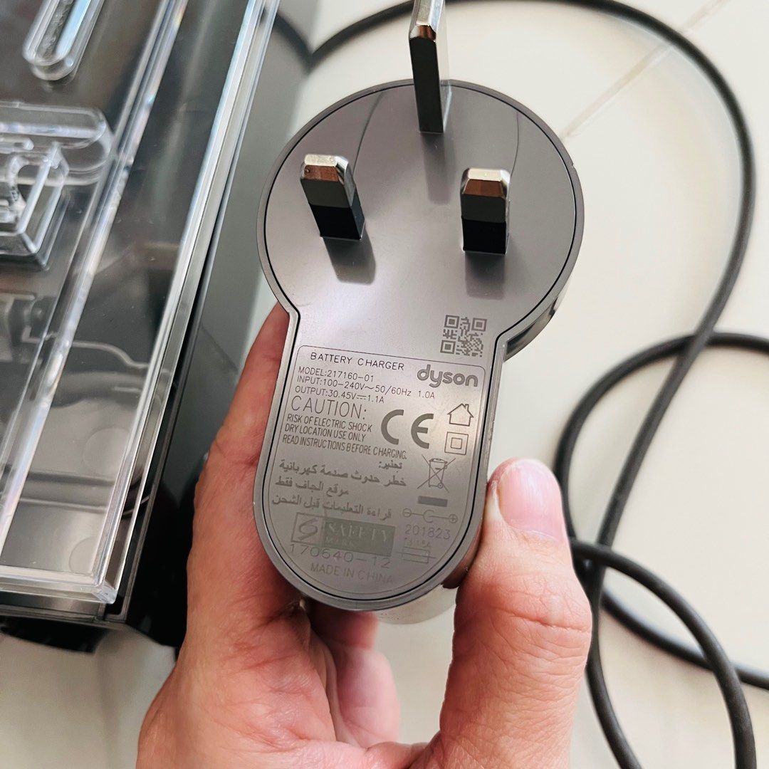 Original Dyson V10 charger and wall mount, TV & Home Appliances, Vacuum