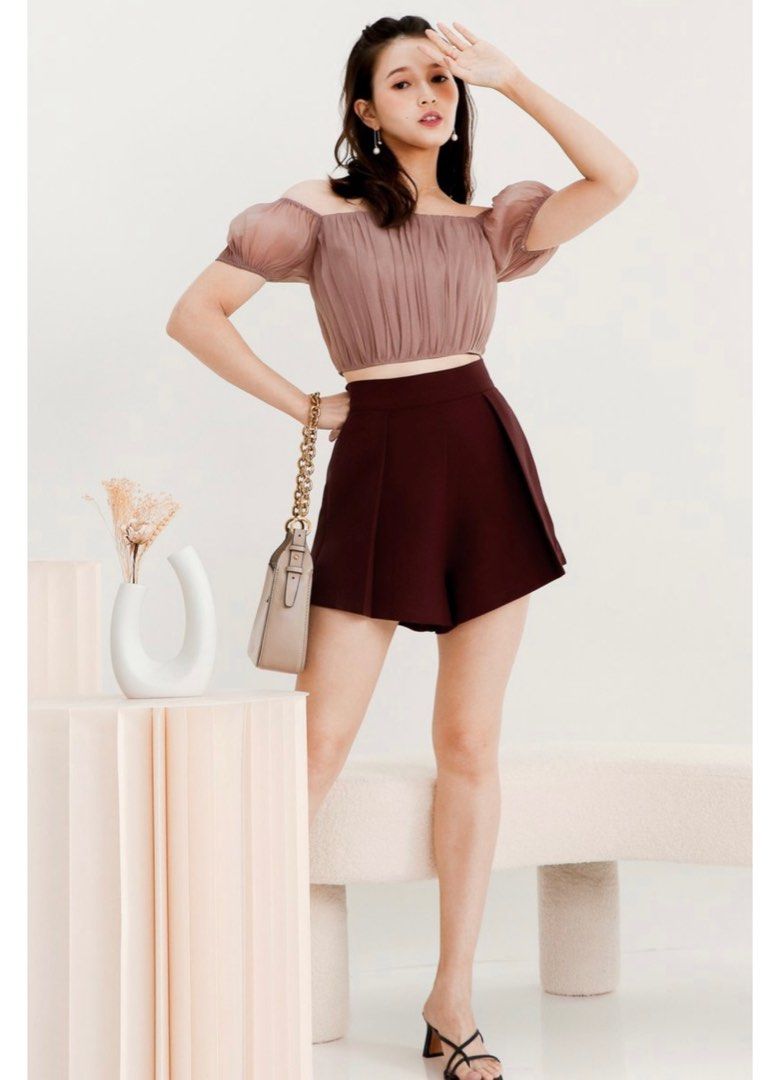 Stevie high waisted shorts in maroon M, Women's Fashion, Bottoms, Shorts on  Carousell
