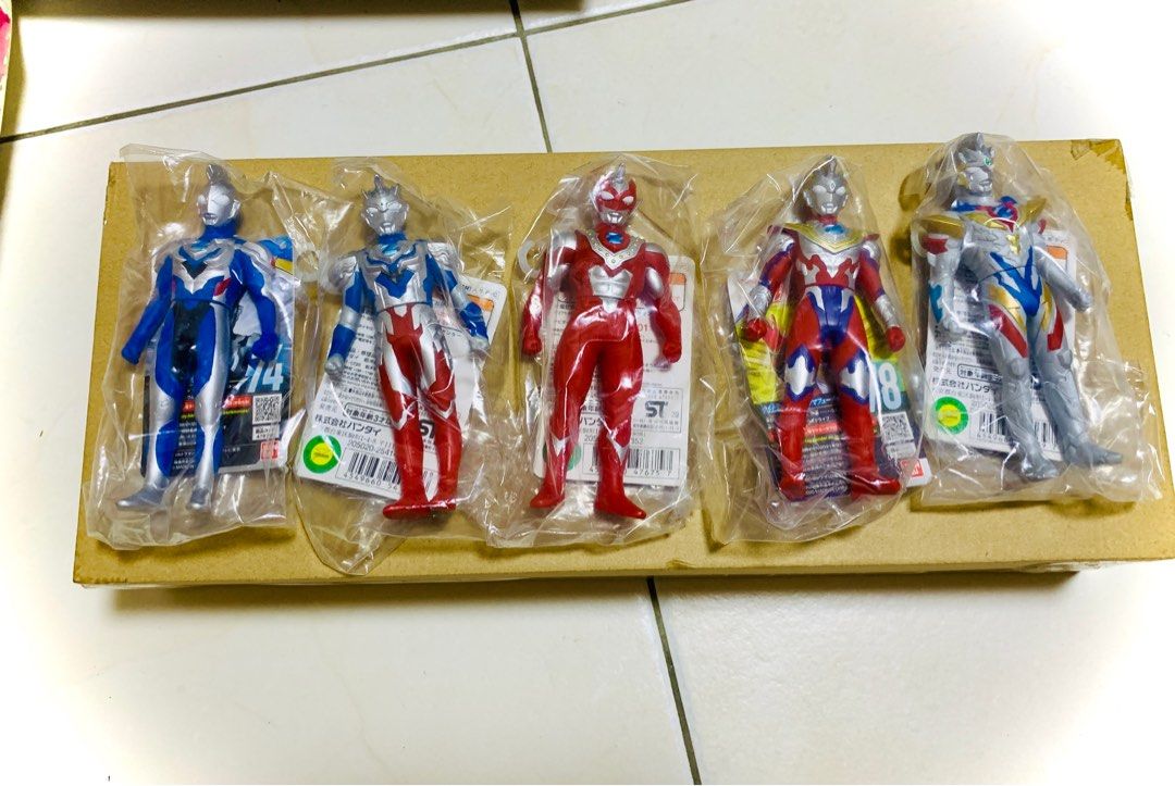 ultraman vinyl figures