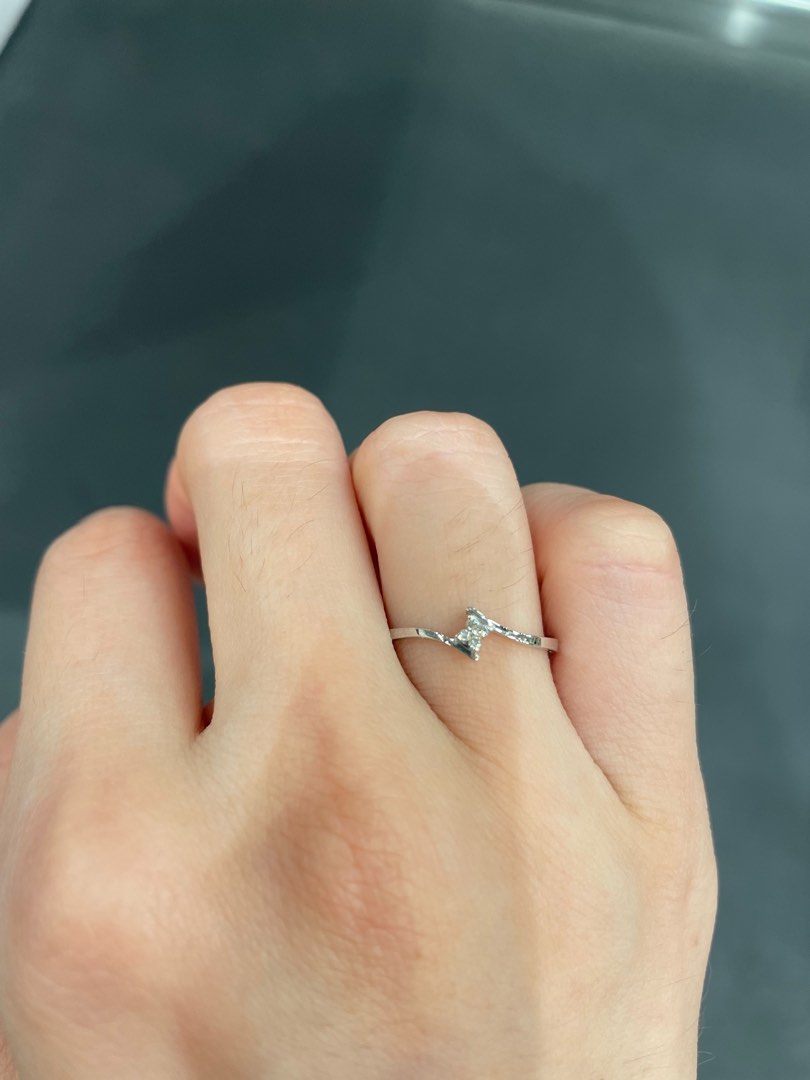 White gold on sale small diamond ring