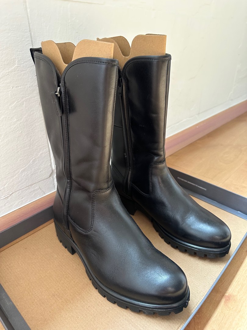 Almost NEW Ecco women s black boots for winter wear. Women s