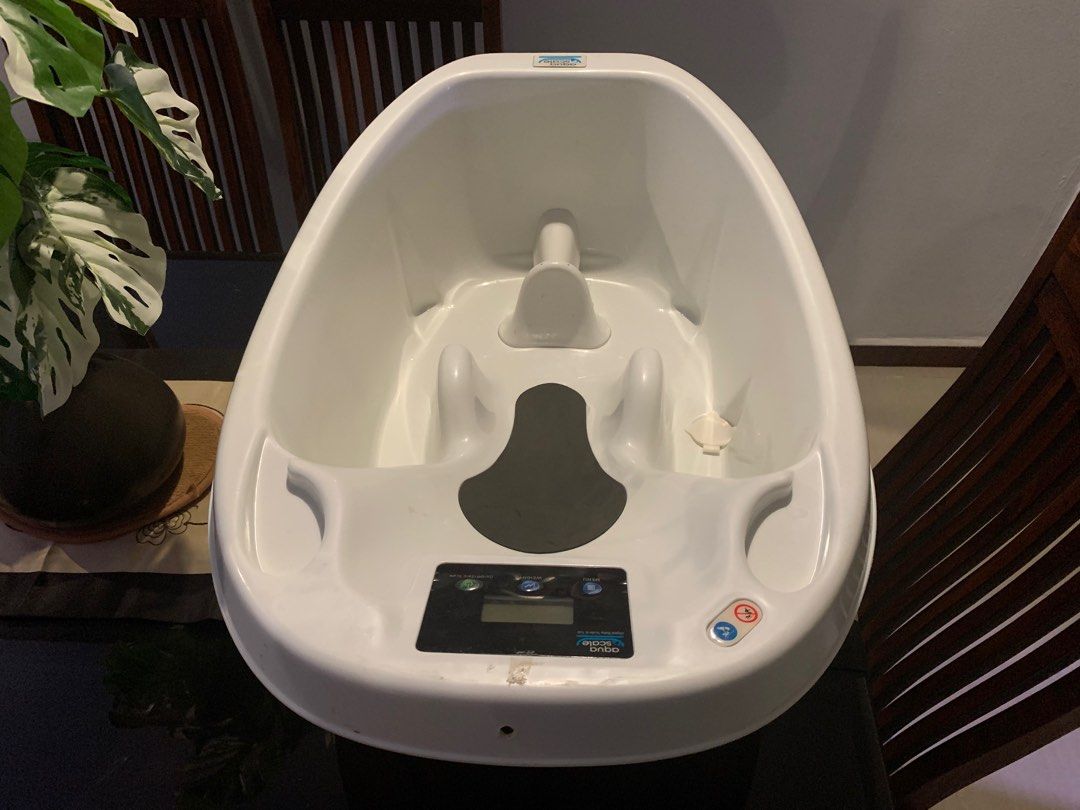 Aquascale Baby Bathtub with electronic thermometer and weighing scale