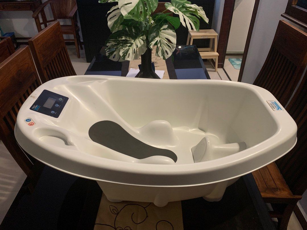 Aquascale Baby Bathtub with electronic thermometer and weighing scale