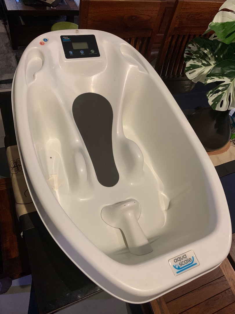 Aquascale Baby Bathtub with electronic thermometer and weighing scale