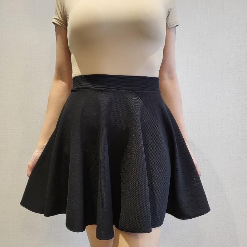 Flowy new arrivals skirt black