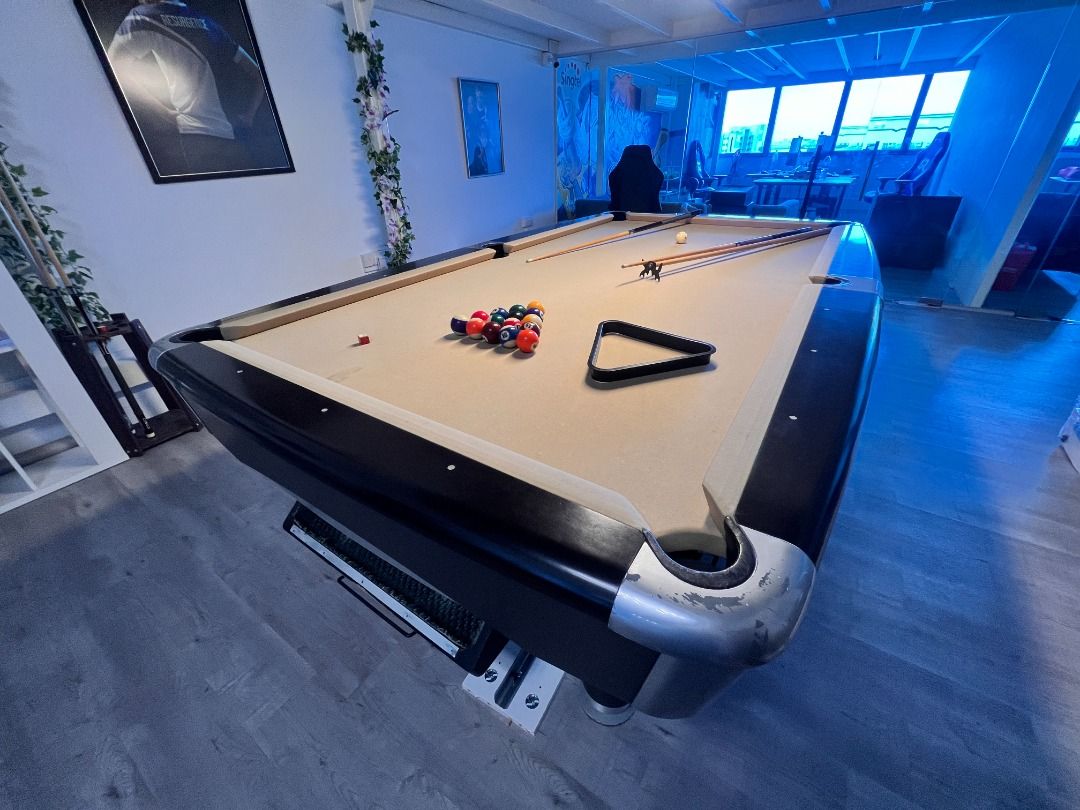 Brunswick pool table, Sports Equipment, Sports & Games, Billiards