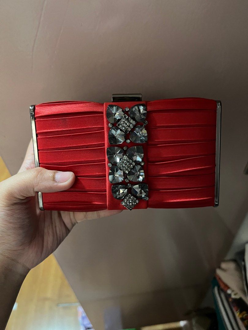 cmg red box clutch (Category: Purses & Pouches) located in Quezon City. Submitted by second___life (Listing ID 1204940747, Image 1). Description: cmg red box clutch missing two gems sa bottom part, hence selling low perfect for special events like weddings, parties, etc used few times only has a built in chain strap that can be stored inside if you’d rather hold it as a box clutch.