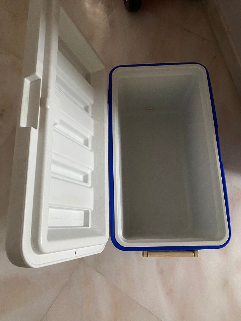Coleman cooler box. BLUE. 48 Quats/ 45.4L Big cooler box. Like new