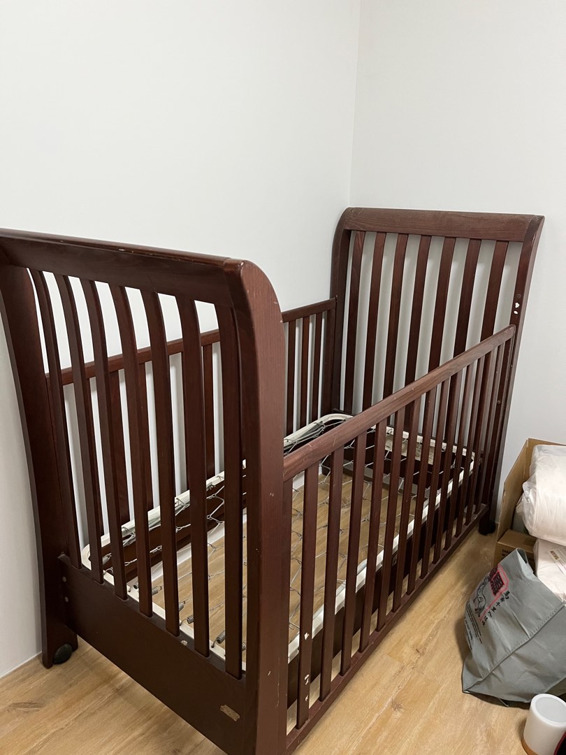 Free baby crib, Babies & Kids, Baby Nursery & Kids Furniture, Cots