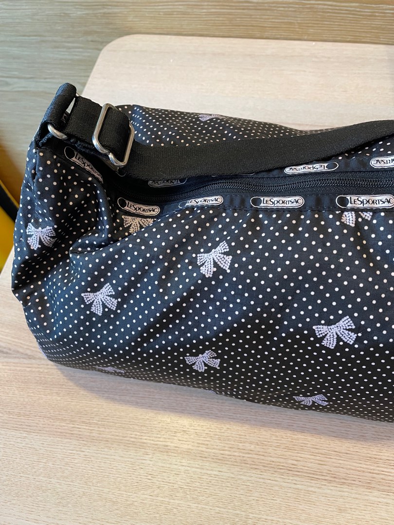 LeSportsac 單肩旅行包三角筒型黑底色粉紅圓點小粉紅蝴蝶結, 她的時尚