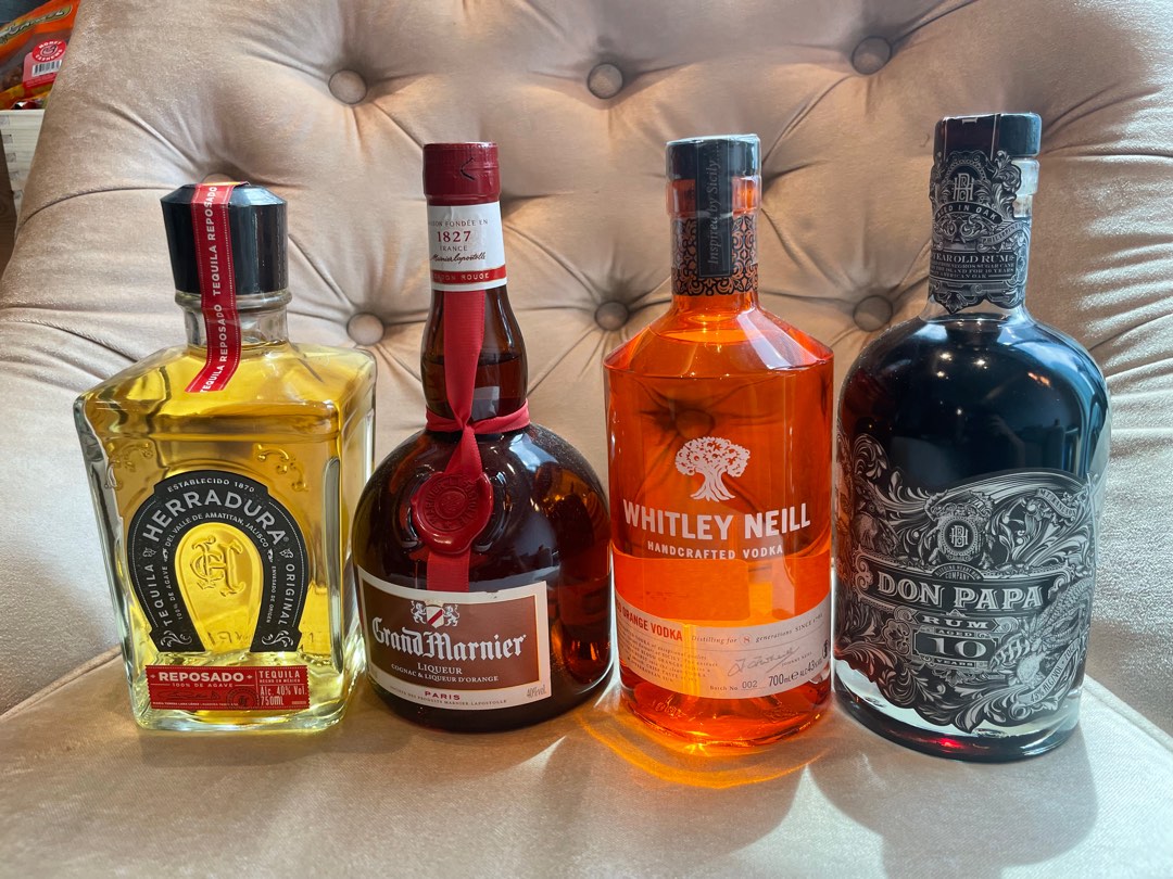 are liquor stores open july 4th in ri