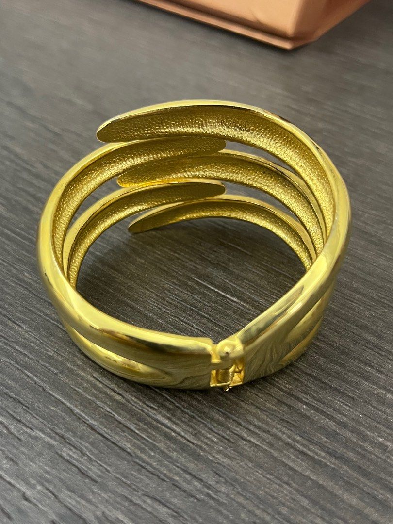 Gold top clasp bangle