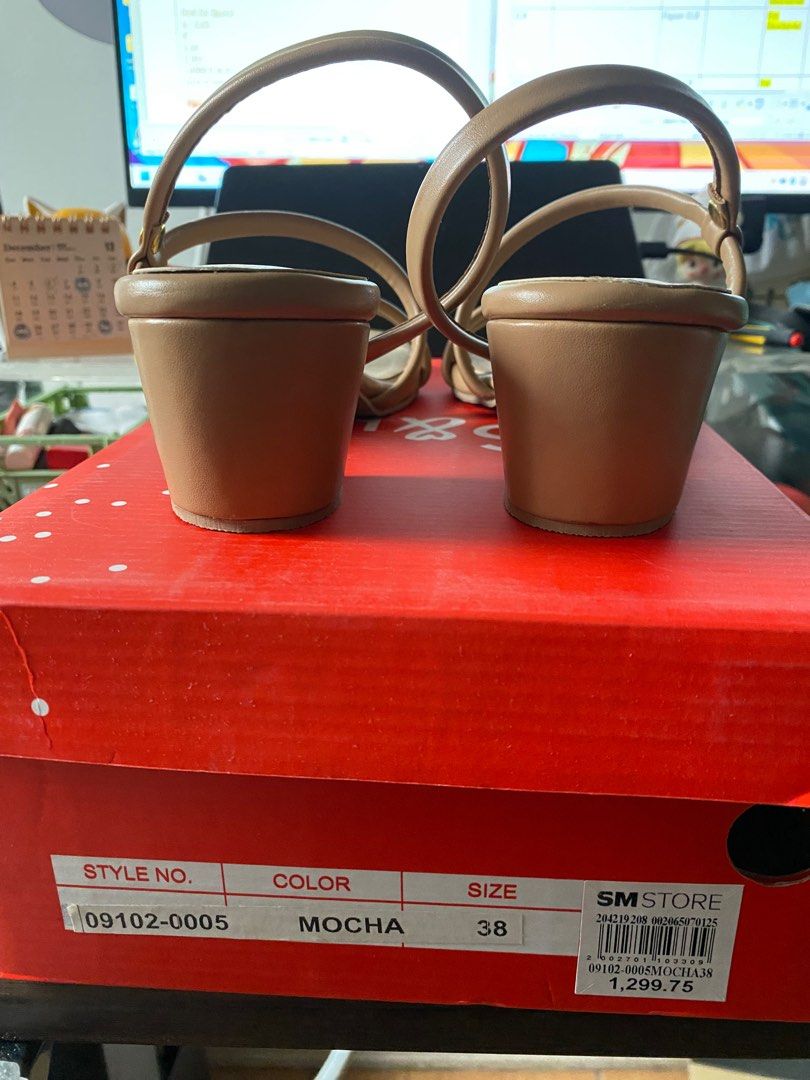 S&H nude sandals, size 8, bnew (Category: Flats & Sandals) located in Marikina City. Submitted by camdg (Listing ID 1204929614, Image 3). Description: Brand new with box, never been worn.