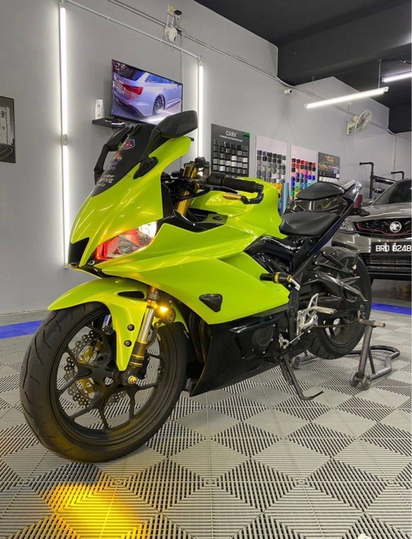 Yamaha R25 V2 Motorbikes on Carousell