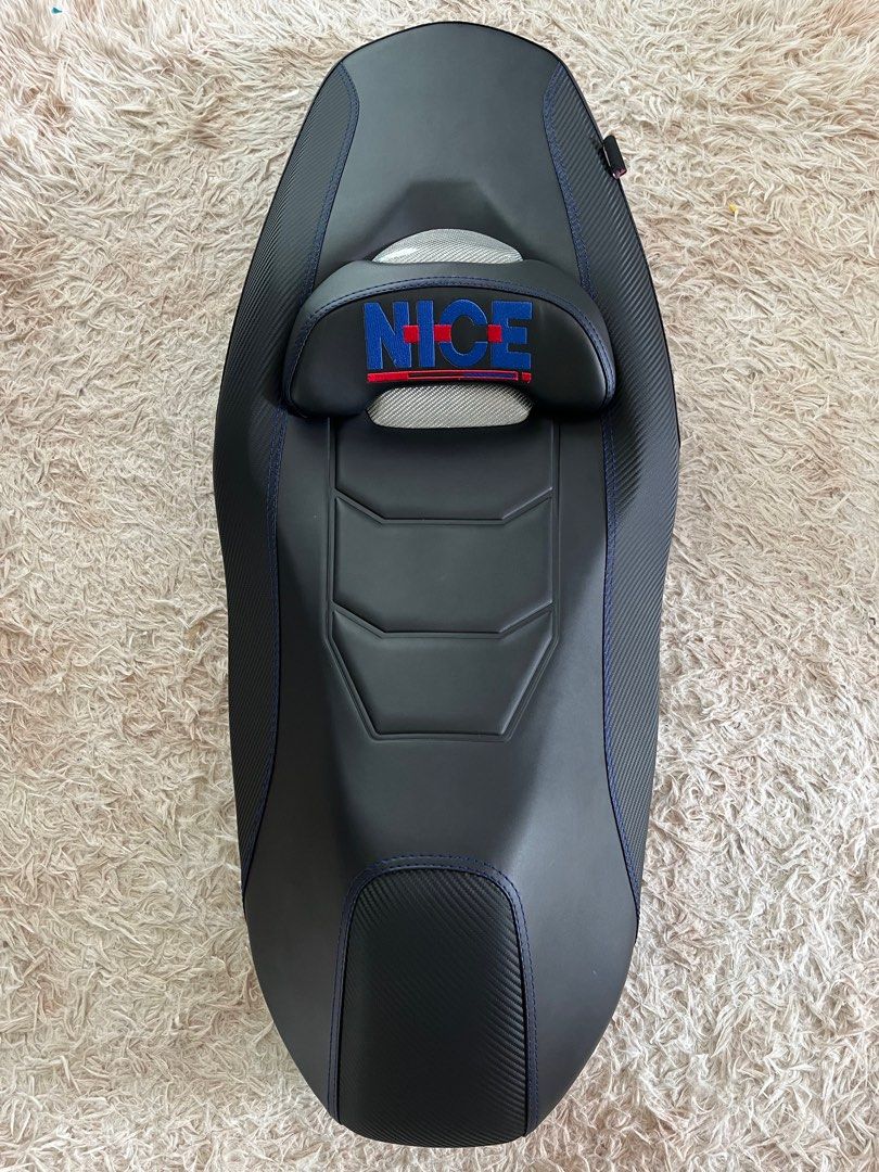 Yamaha Xmax sports comfort seat with carbon. Ori (2 helmet