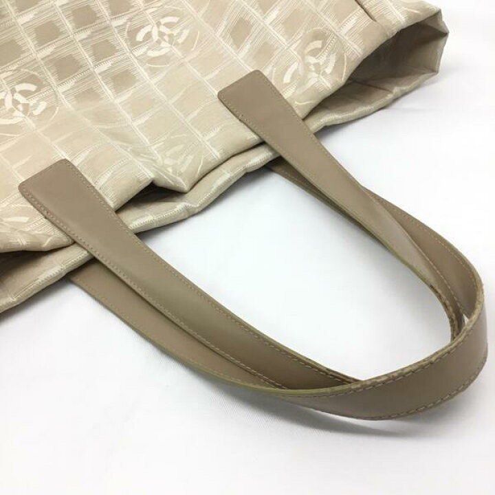 Auth Chanel Travel Tote Bag (Category: Luxury Bags & Wallets) located in Manila. Submitted by iaaaaamtc (Listing ID 1205143217, Image 2). Description: •working zippers (inside pockets) •Nylon jacquard leather •with signs of use •minor stains •slight corner abrasions.
