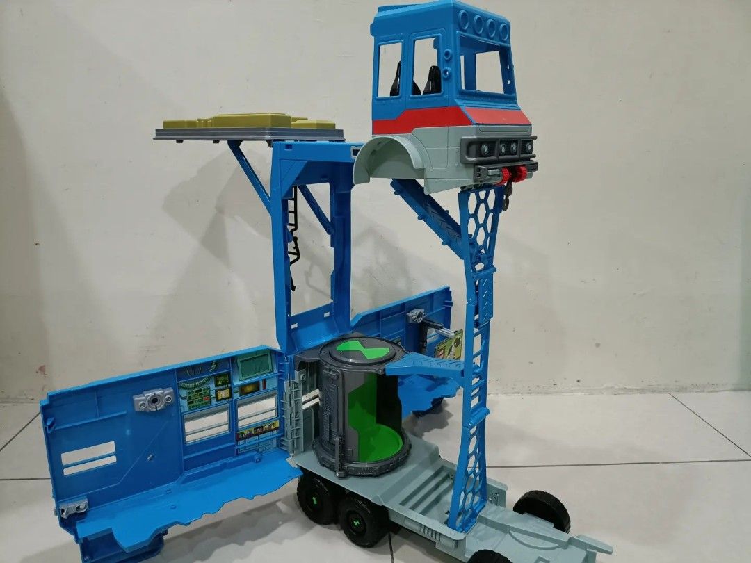 Ben 10 rustbucket deluxe transforming vehicle to store playset