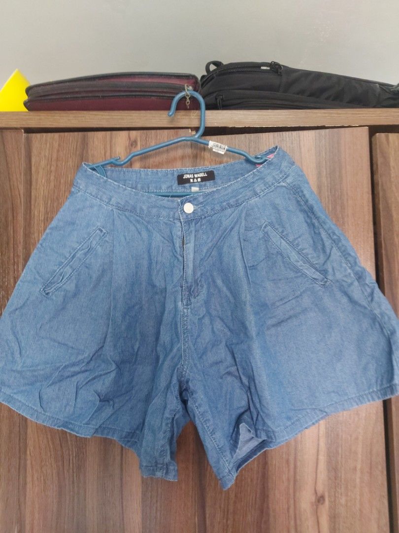 Blue Denim Short (Category: Shorts) located in Manila. Submitted by cookie143 (Listing ID 1205171382, Image 1). Description: Binili ko po sa shopee ukay. 28 ang size sa bewang pero medyo malaki siya sa hita, hindi ko bet ung ganung design hehe..