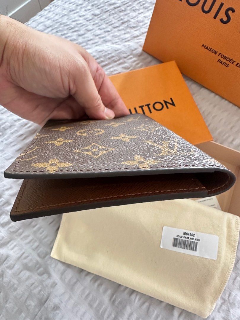  Louis Vuitton Passport Cover Monogram M64502