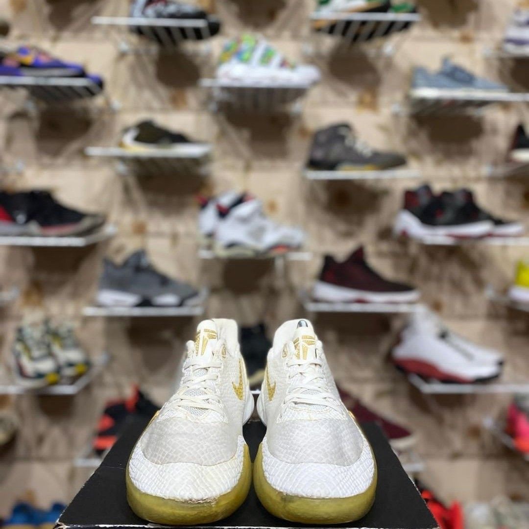 kobe mamba focus white