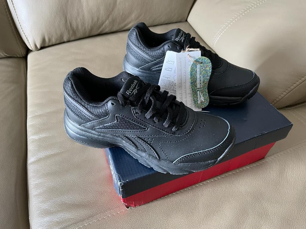 Reebok black walking discount shoes