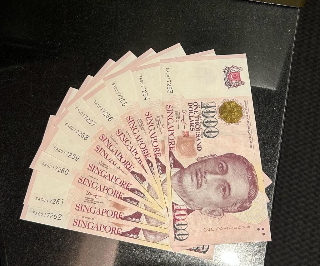 Singapore 1K notes brand new running series Singapore one thousand ...