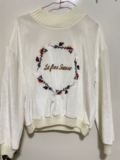 米白色 細絨繡花圓領上衣