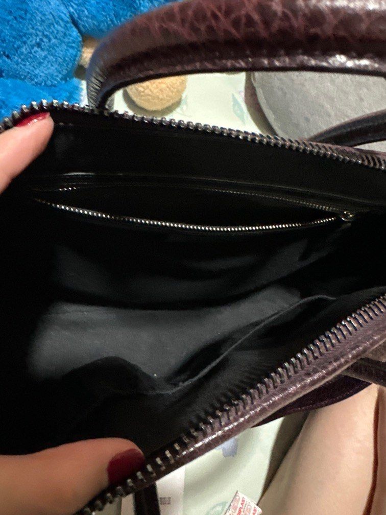 Antigona (Category: Luxury Bags & Wallets) located in Mandaluyong City. Submitted by mtdc1 (Listing ID 1205358155, Image 3). Description: Givenchy Antigona (medium) in 100% calf leather. Dark violet in color.